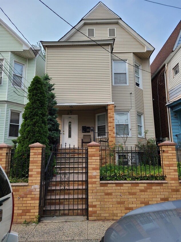 Primary Photo - 221 Claremont Ave