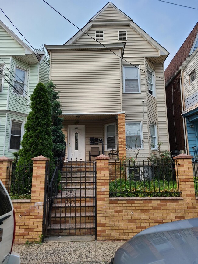 Building Photo - 221 Claremont Ave