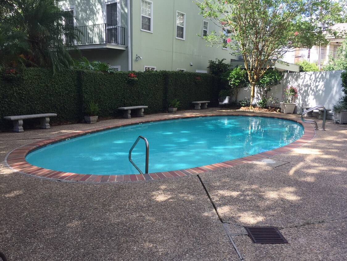Pool with grilling area - 2511 Saint Charles Ave
