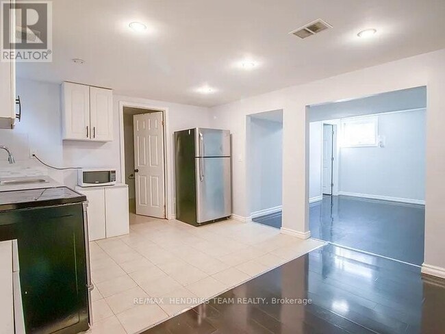 Building Photo - 14 Rendale Ave