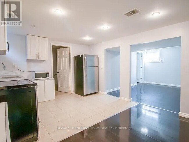 Photo du bâtiment - 14 Rendale Ave