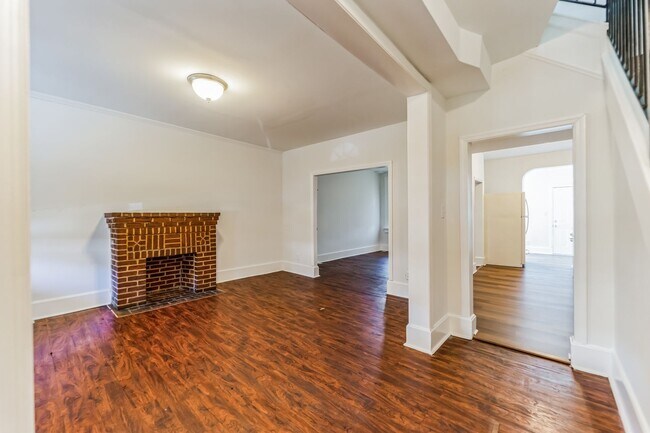 Building Photo - 3 bed 2 bath row home for rent