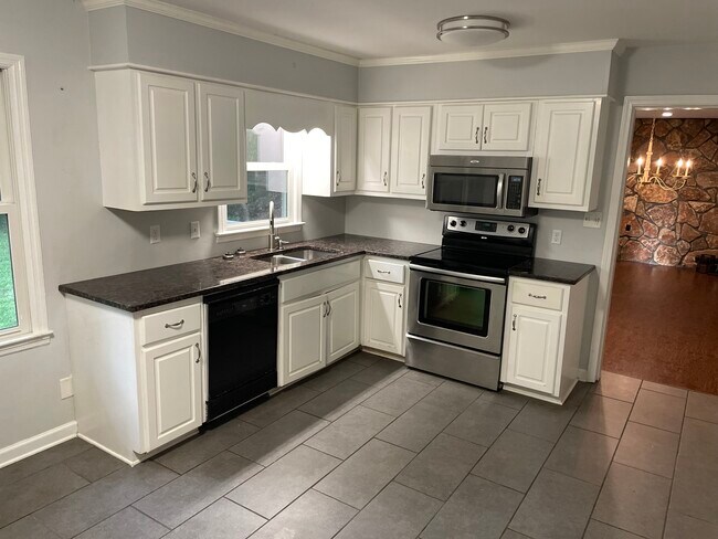 Building Photo - 60 Carole Ln