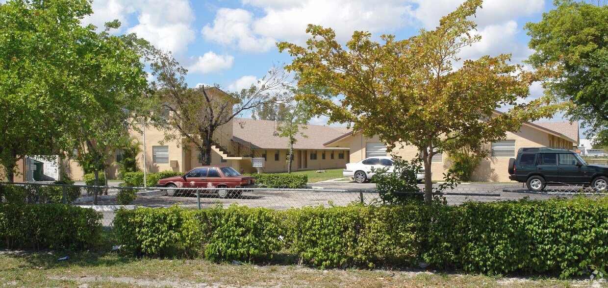 Building Photo - 1121 NW 3rd Ave