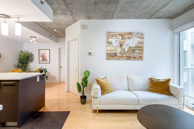 Building Photo - 1045 Rue Wellington