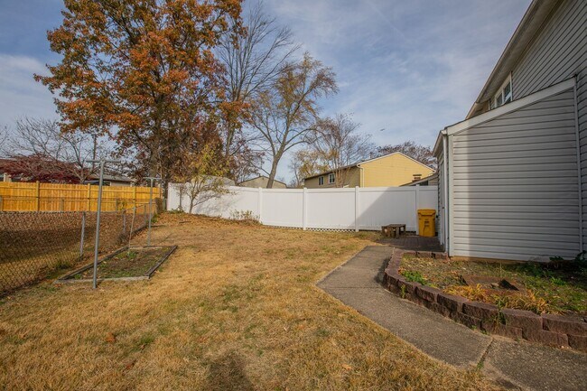 Building Photo - Lovely 3 BR/2.5 BA EOG Townhome in Glen Bu...