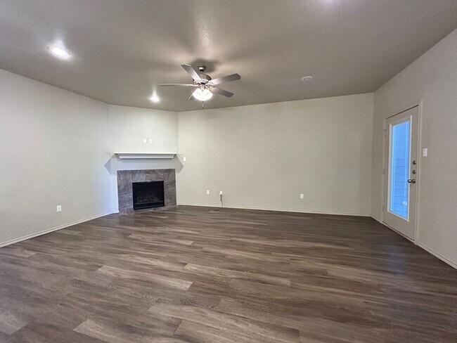 Foto del edificio - **SHORT TERM LEASE ONLY** (Until the end o...