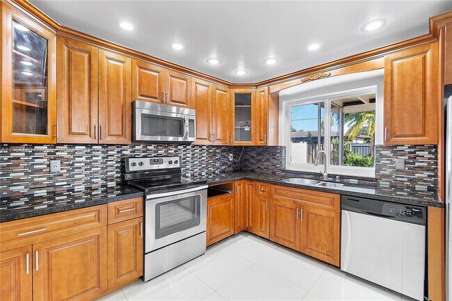 Foto del edificio - 7721 NW 6th Ct