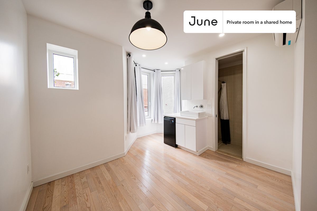 Foto principal - Room in Shared 4 bed/4 bath home