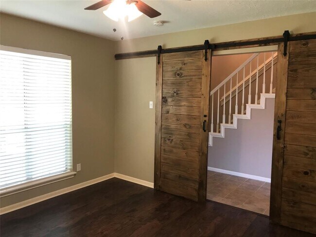 Foto del edificio - 15002 Hollydale Dr