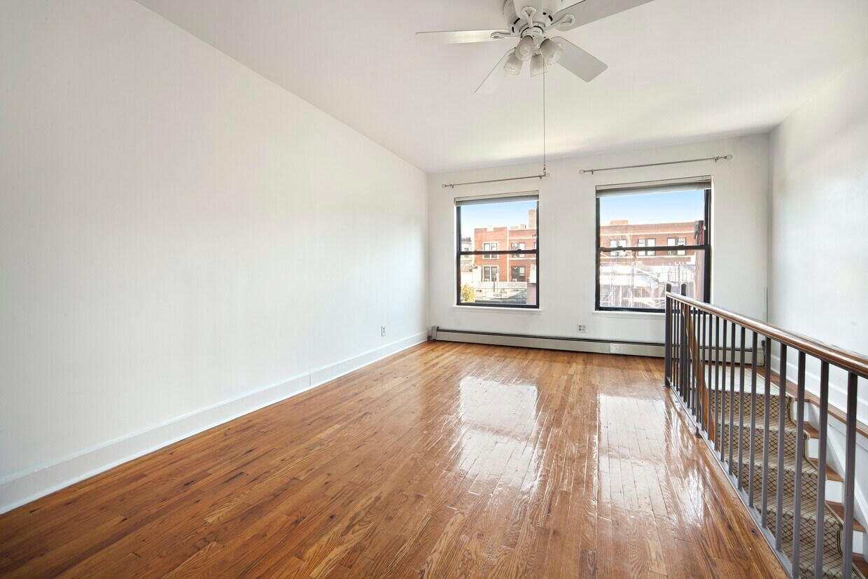 NO FEE 1 BR. Dplx w/ PRIVATE Deck Townhome Rentals in New York NY