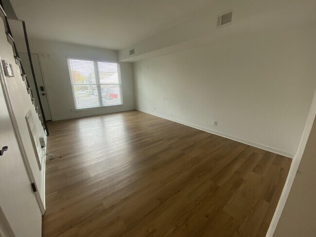 Building Photo - Charming 2 Bed, 1.5 Bath in the Heart of East Nashville