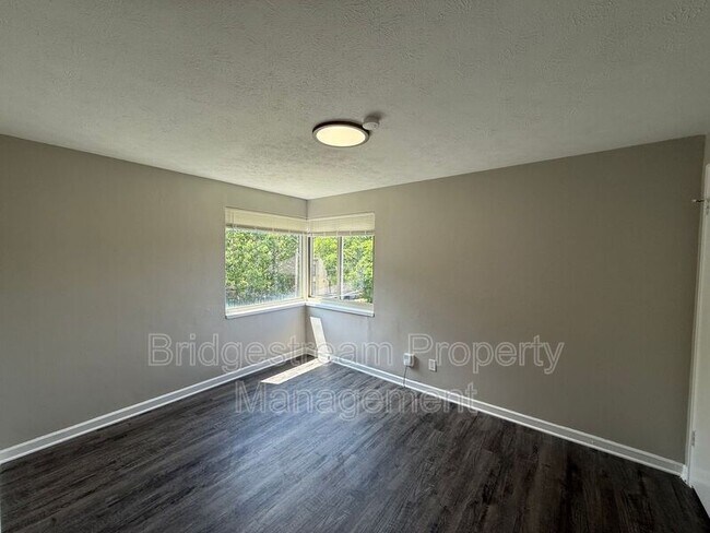 Foto del edificio - 1233 Lytle Ln