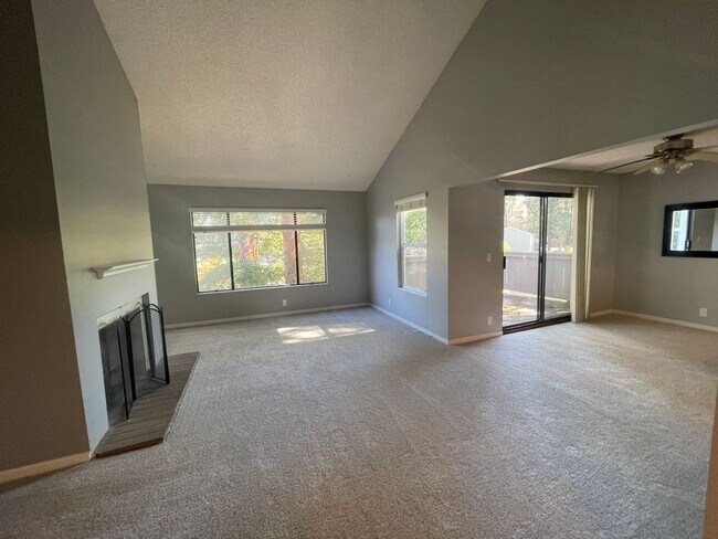 Building Photo - Updated 4 bedroom 2.5 bath townhome in    ...