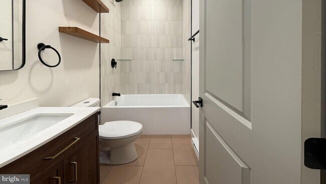 Foto del edificio - 6049 Elmwood Ave
