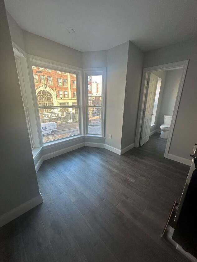 Foto del edificio - "610" on Congress St: New Studio Apt. 1BA $1500.00 Heat & H20 included available 3/15/26!