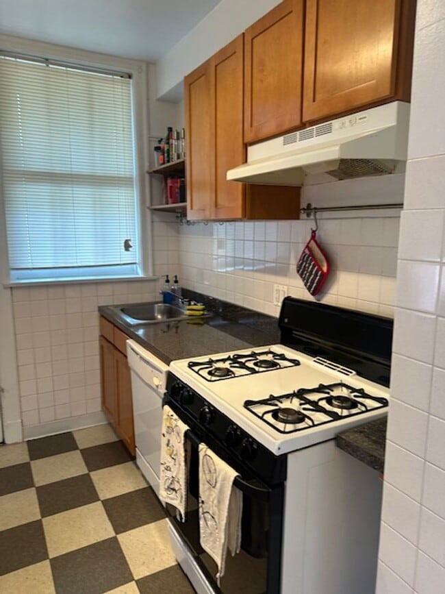 Building Photo - Bright and Sunny Unit ~ One Bed/One bath ~...