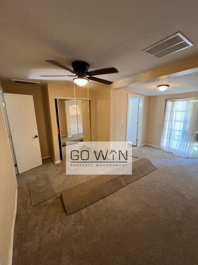 Foto del edificio - 3 Bed/ 2 Bath House W/ Large Lot