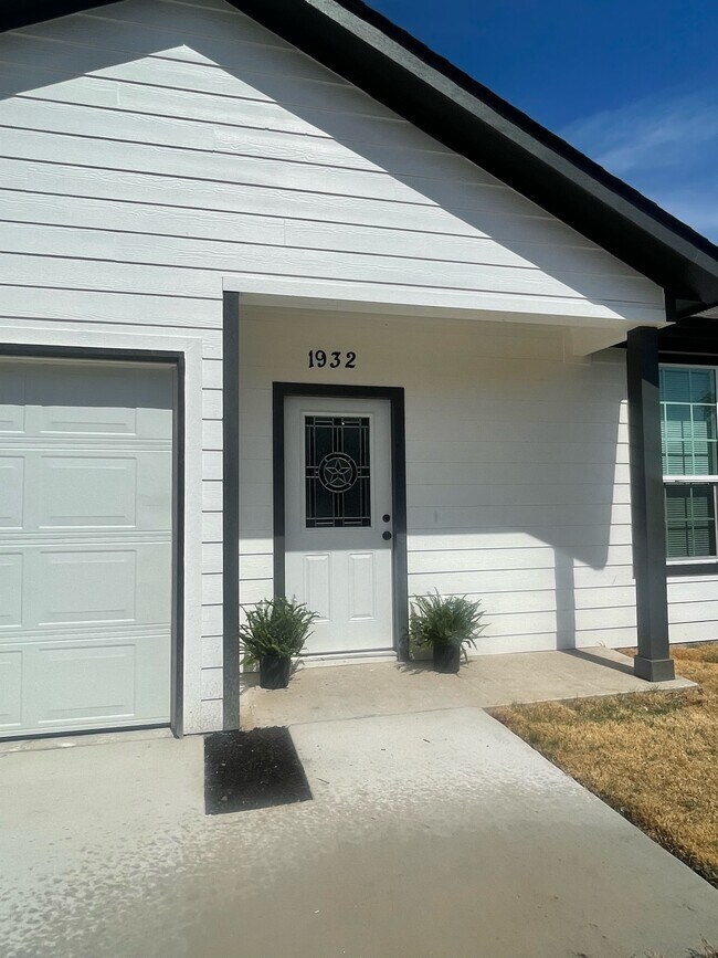 Front Entry - 1932 Agnew St