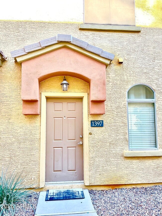 Building Photo - 2402 E 5th St