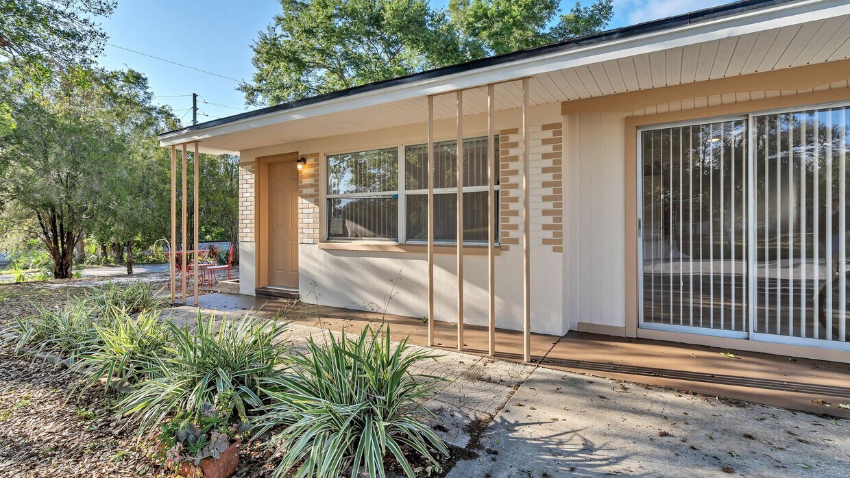 Foto principal - Charming 3BD/1BA Duplex Style Home in Clea...