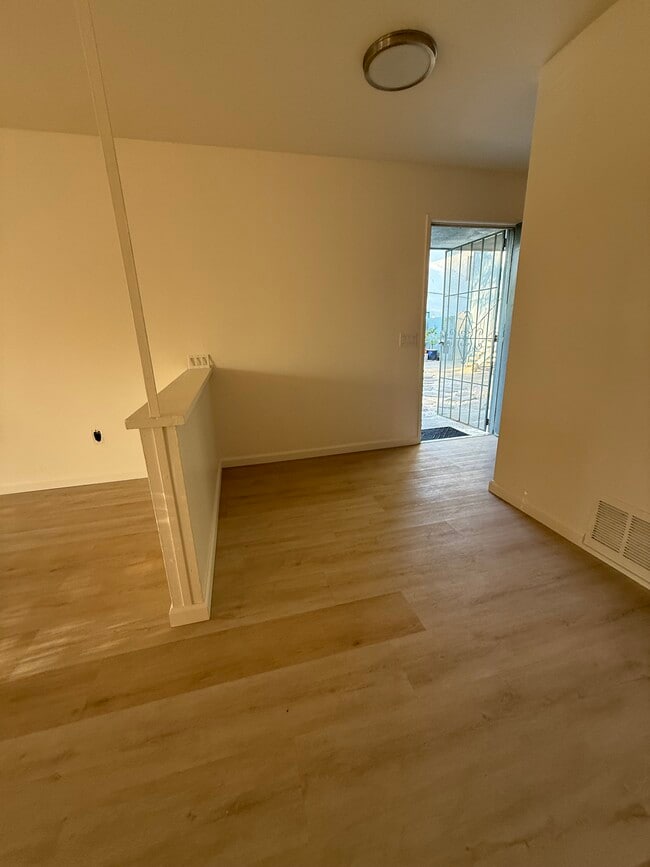 Building Photo - 2860 La Salle Ave
