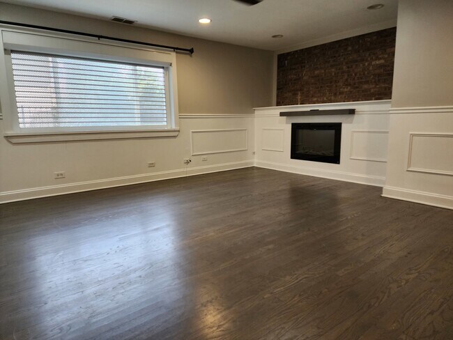 Building Photo - 1429 W Jarvis Ave