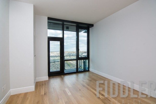 Building Photo - 44-41 Purves St