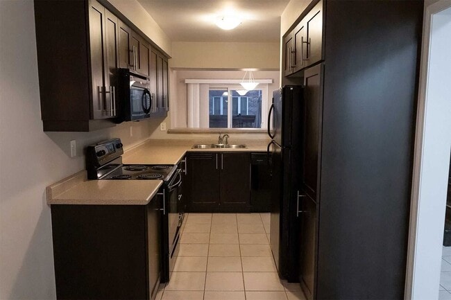 Building Photo - 921 Raftis Cres