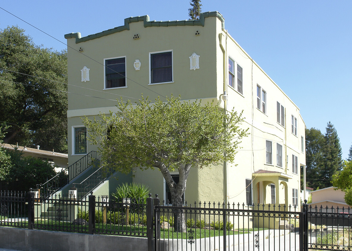 Building Photo - 3228 Davis St