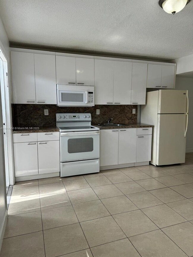 Foto del edificio - 2401 Van Buren St