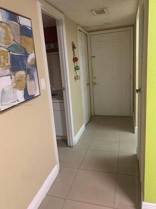 Foto del edificio - 18051 NW 68th Ave