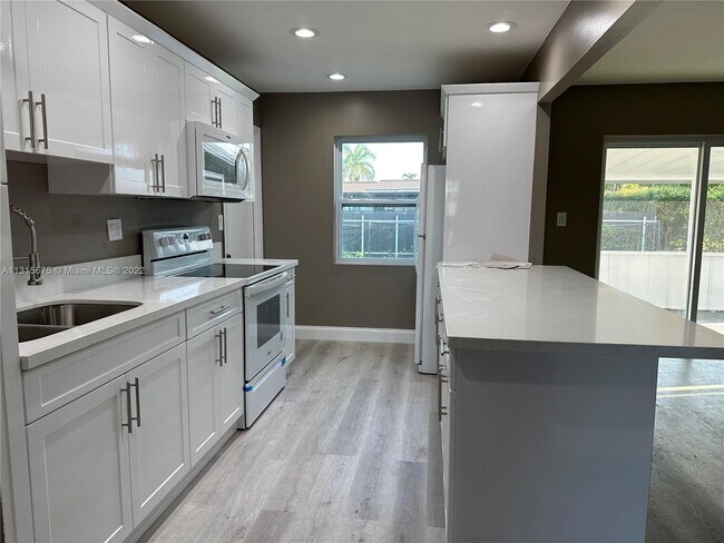 Building Photo - 7461 SW 132nd Ave