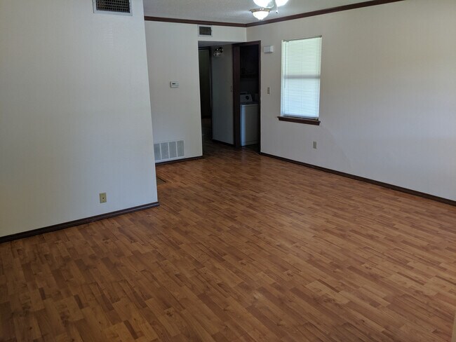 Foto del edificio - Two Bedroom Apartment within Walking Dista...