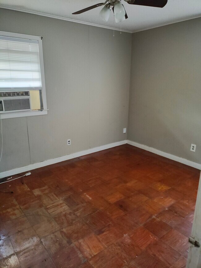 Building Photo - Large Economical Home with plenty of shopp...
