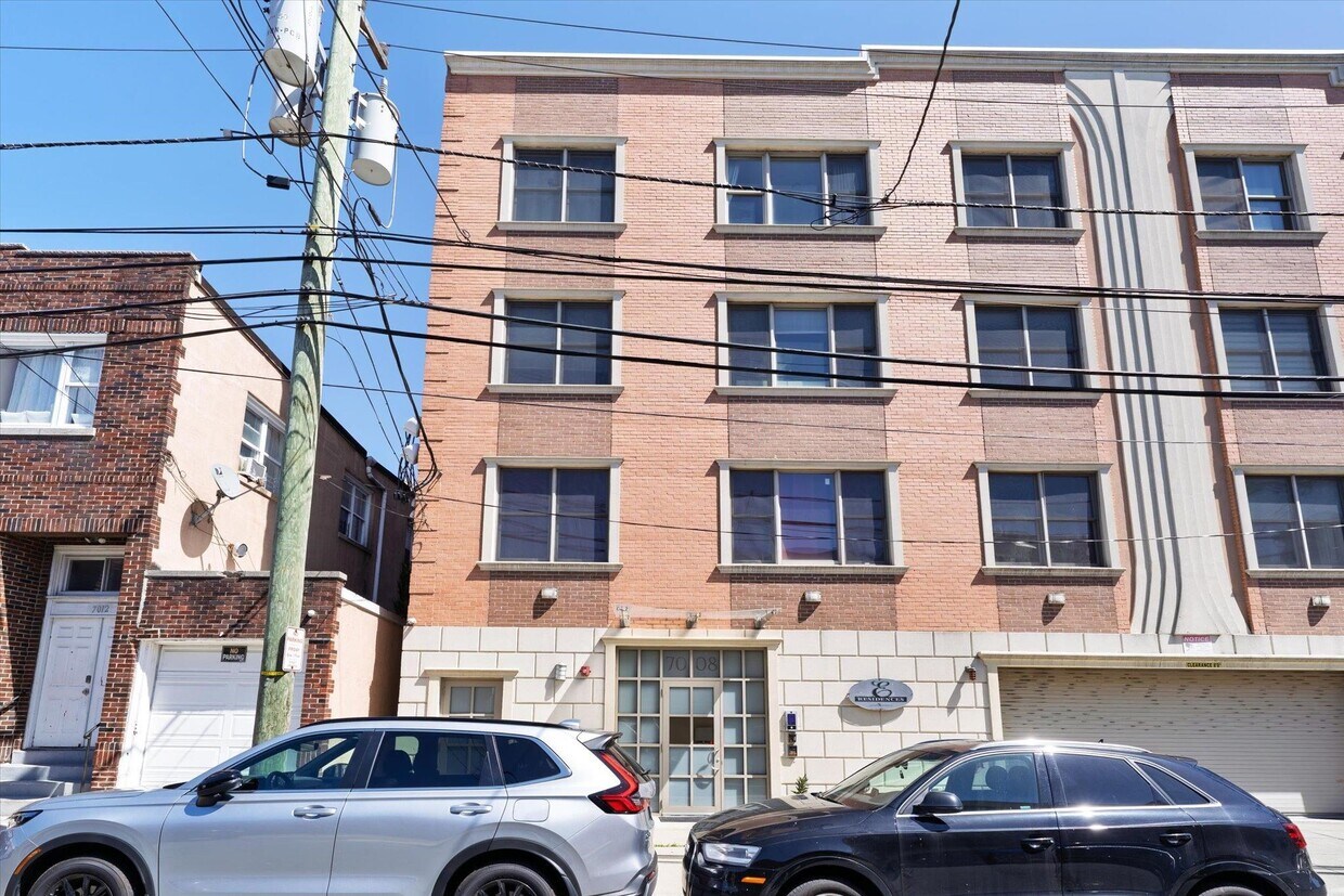 Foto principal - 7008 Madison St