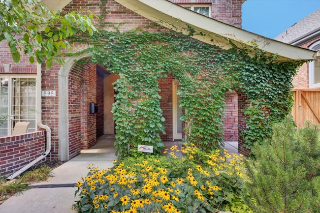 Photo - 595 S Corona St Townhome