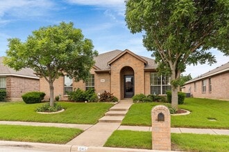 Building Photo - 805 Canyon Pl