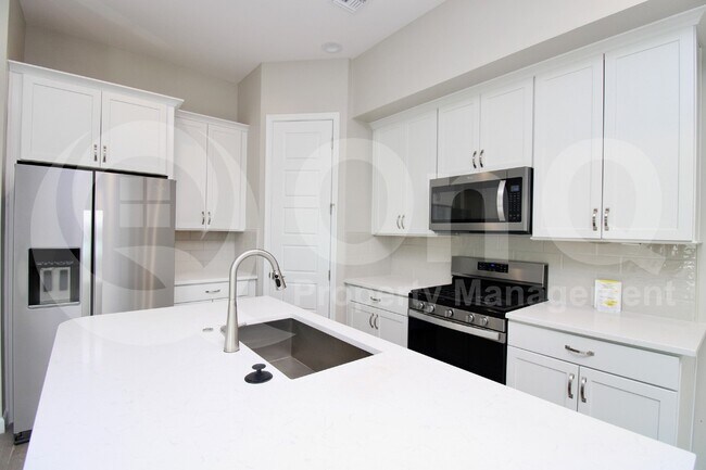 Foto del edificio - 4811 E Village Dr