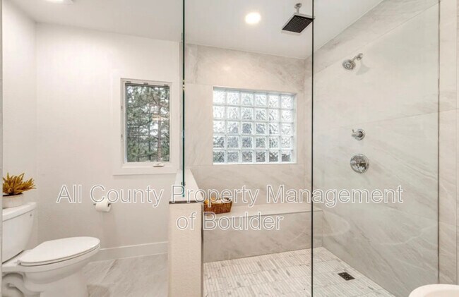 Building Photo - 2857 Linden Dr
