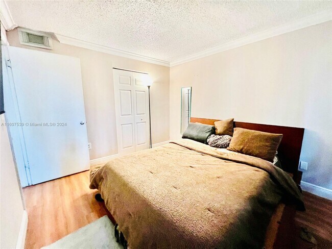 Foto del edificio - 1740 NW N River Dr