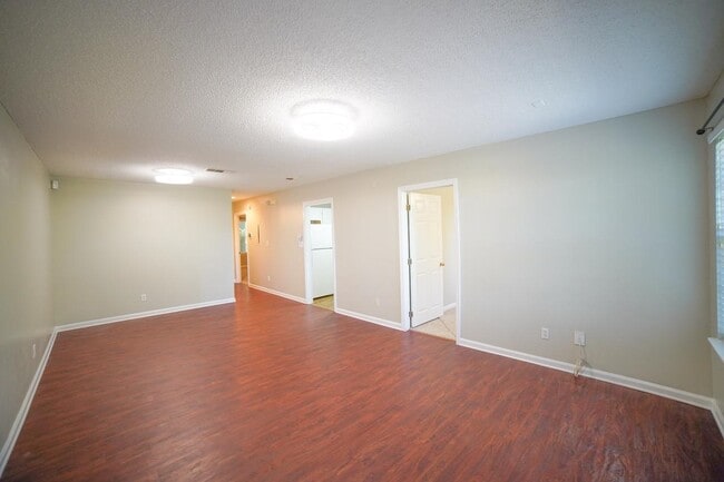 Building Photo - 1100 Greentree Ct