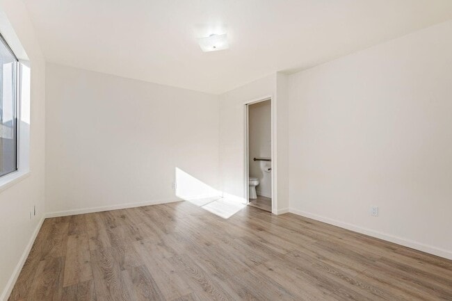 Building Photo - Updated Home with Guest Suite, Fireplace & RV Parking in Northwest Oxnard