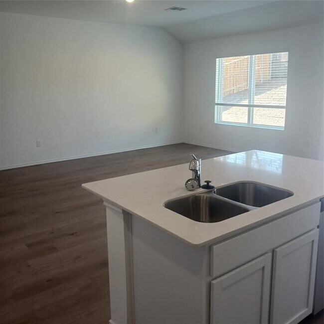 Foto del edificio - 1917 Black Poplar Wy