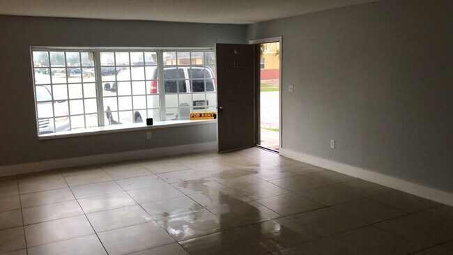 Foto del edificio - 1833 NW 54th Ter