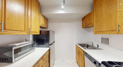 Building Photo - 325 W 13th St