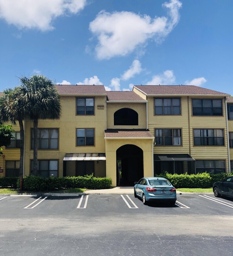 Primary Photo - 2303 N Congress Ave