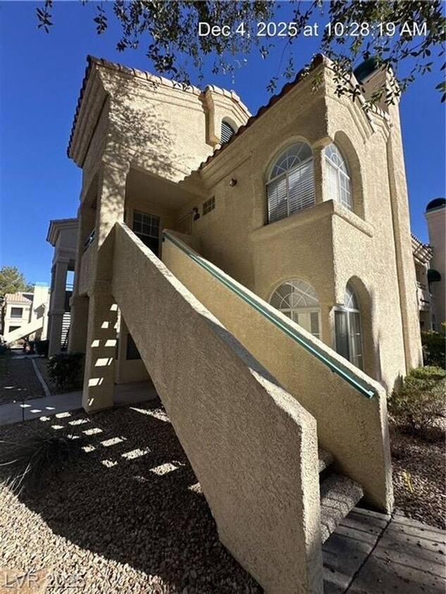 Foto principal - 2ND STORY 2-BEDROOM GREEN VALLEY CONDO