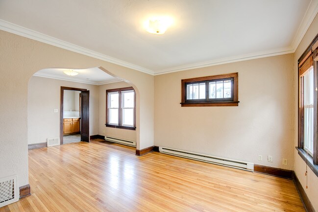 Building Photo - 3012 38th Ave S