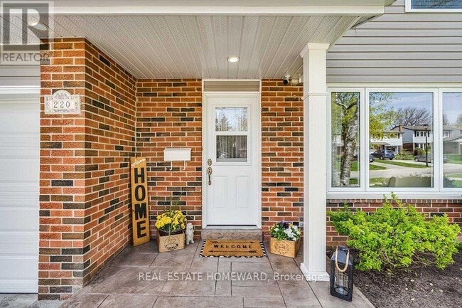 Photo du bâtiment - 220 William Roe Blvd